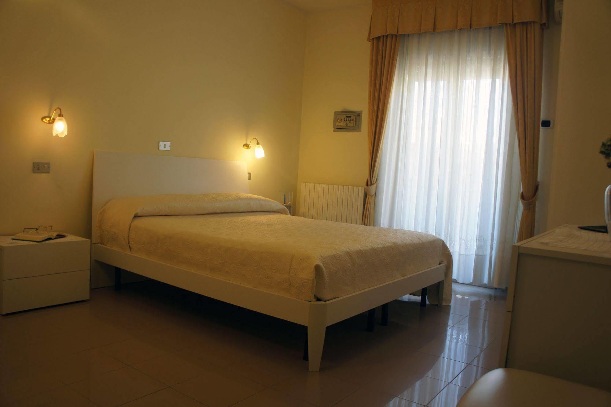 Hotel Solaris Giulianova Exterior foto