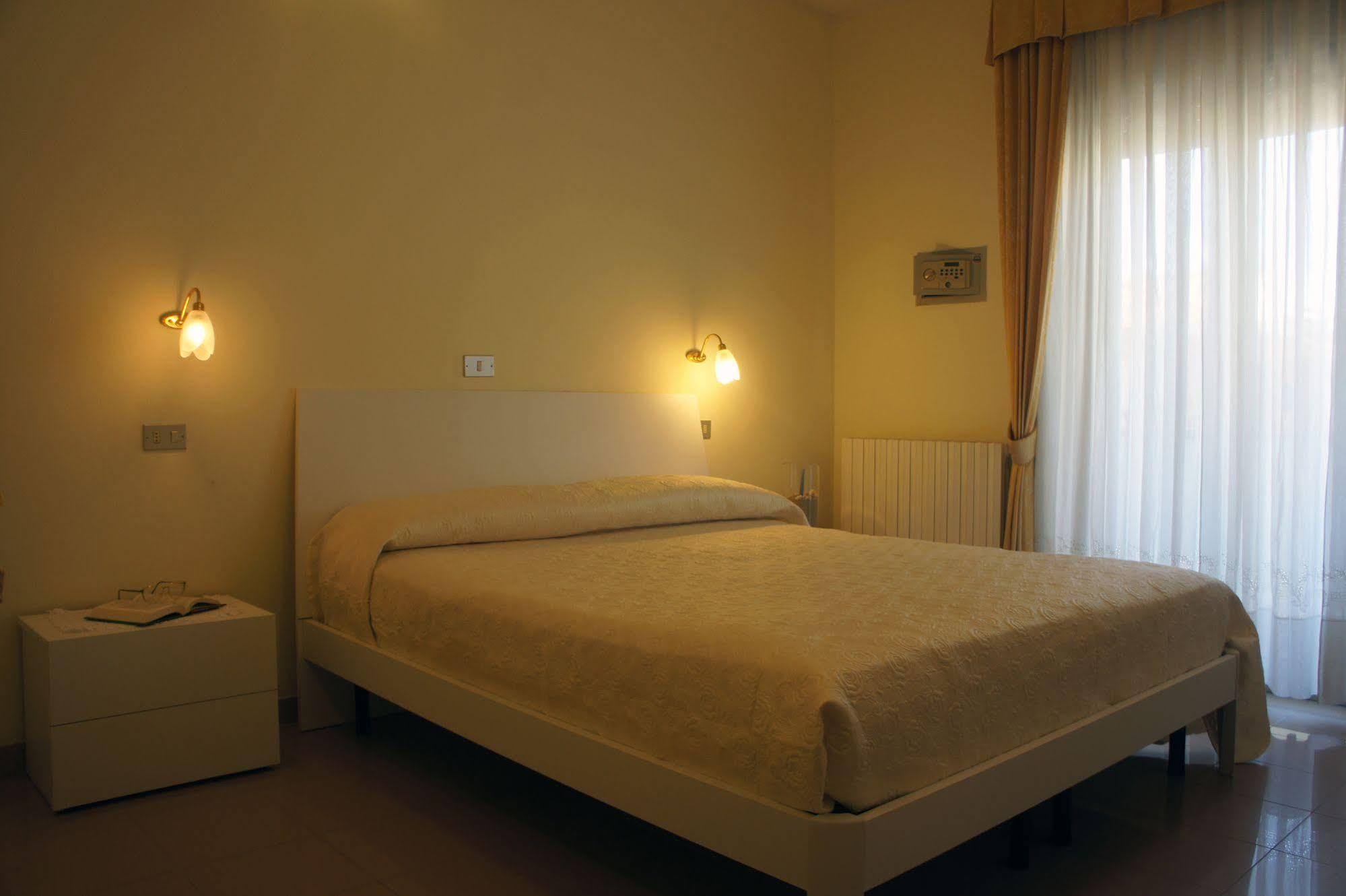 Hotel Solaris Giulianova Exterior foto